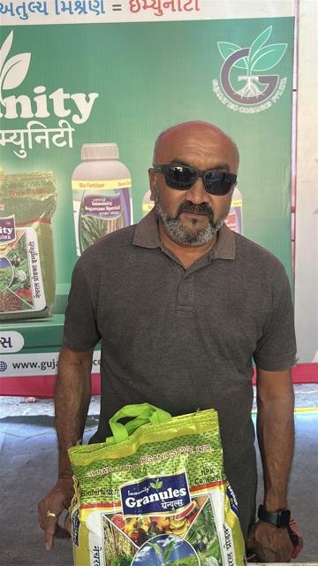 Granules સાથે ખેડૂત | Gujarat Bio Organics